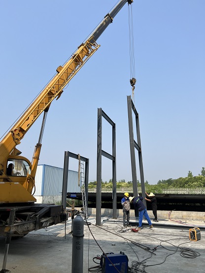 南阳科邦一体化污水处理设备蒸发器项目迎来关键节点 核心设备入场 钢结构安装全面启动